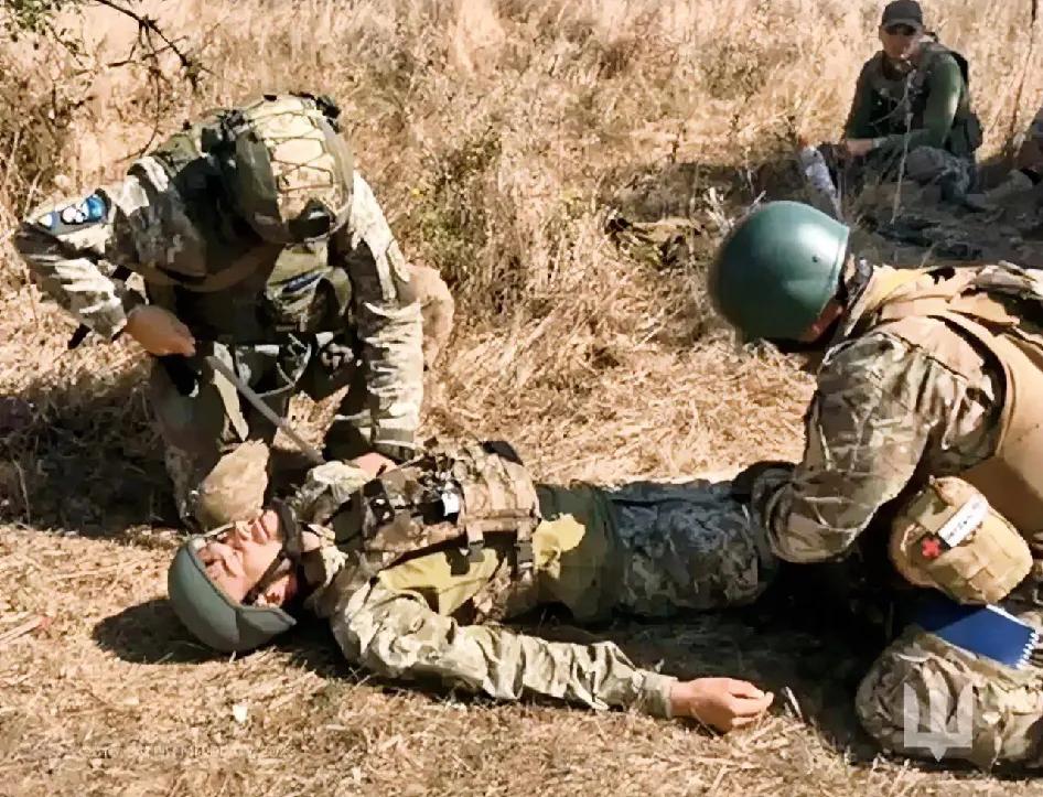 俄军在第聂伯罗彼得罗夫斯克方向对乌军精锐空降突击团“斯卡拉”部队进行空袭，用滑翔