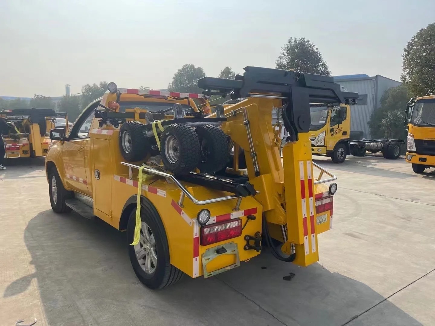 特殊车辆 以前只有交警会用依维柯的这种清障车，后来几乎不拖车了，拖车也用叉车+板