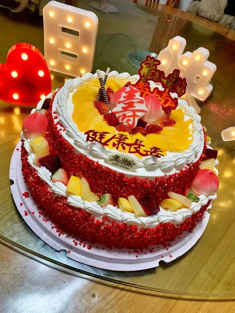 今天是我六十岁生日，我心里真的很激动。回想这几十年来，风风雨雨走过来，真的是不容