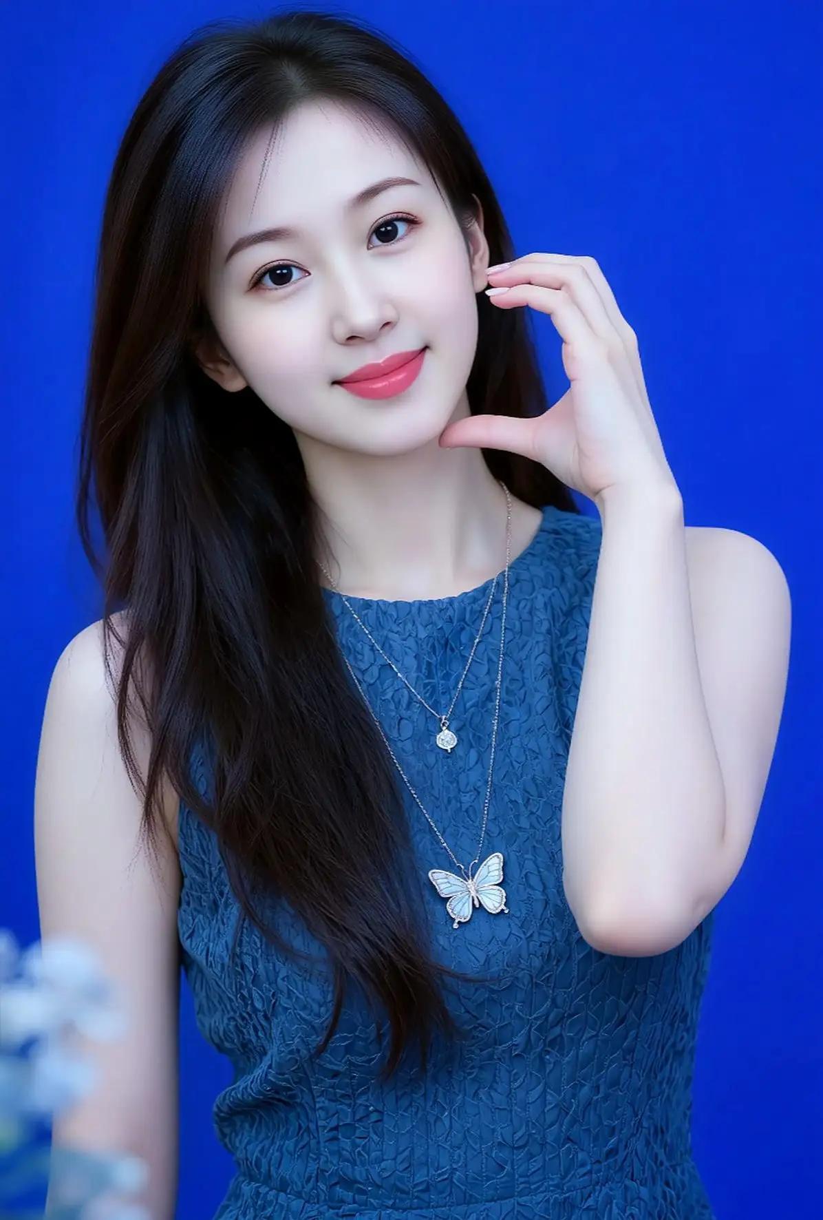 甜美少女心，蓝色连衣裙搭配蝴蝶项链，清新自然！💙🦋🌸