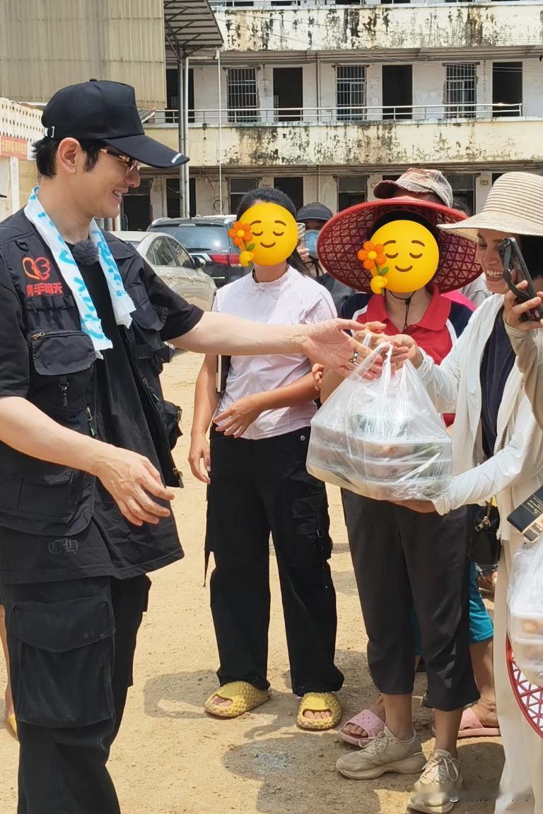 48岁黄晓明，突然驰援广西！

错峰支援不抢占救援通道，这波务实行动值得点赞。