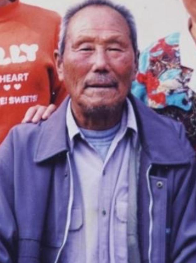 1950年，一名人高马大的土耳其士兵，见志愿军战士董明德筋疲力尽，便想趁机弄死董