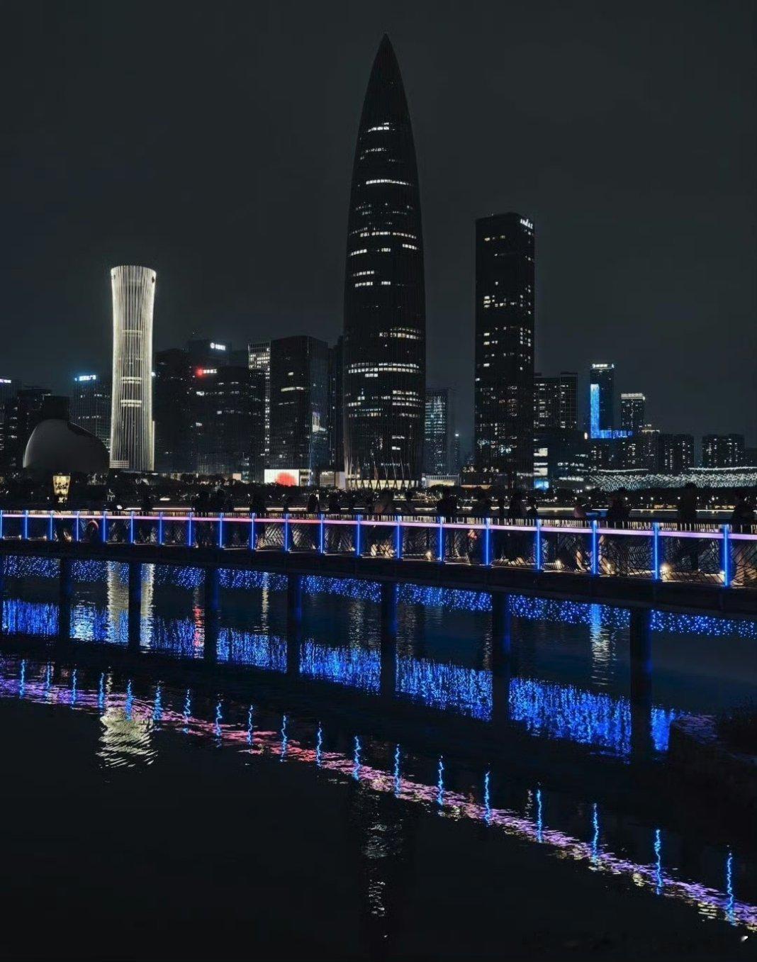 深圳人抬头就是理想型在深圳街头随处可见汽车，高楼林立的城市里，抬头便能撞见心仪座