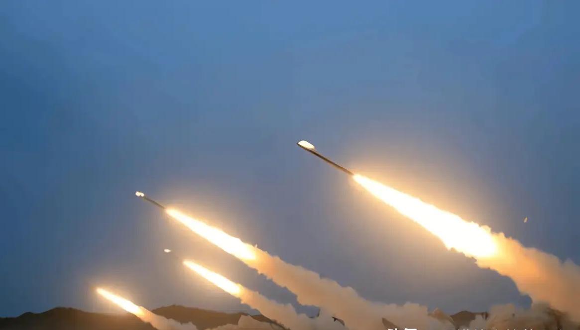 枪栓已拉，保险已开！这一次，我们的目光不再盯着那些狂吠的“恶犬”，而是死死锁定了