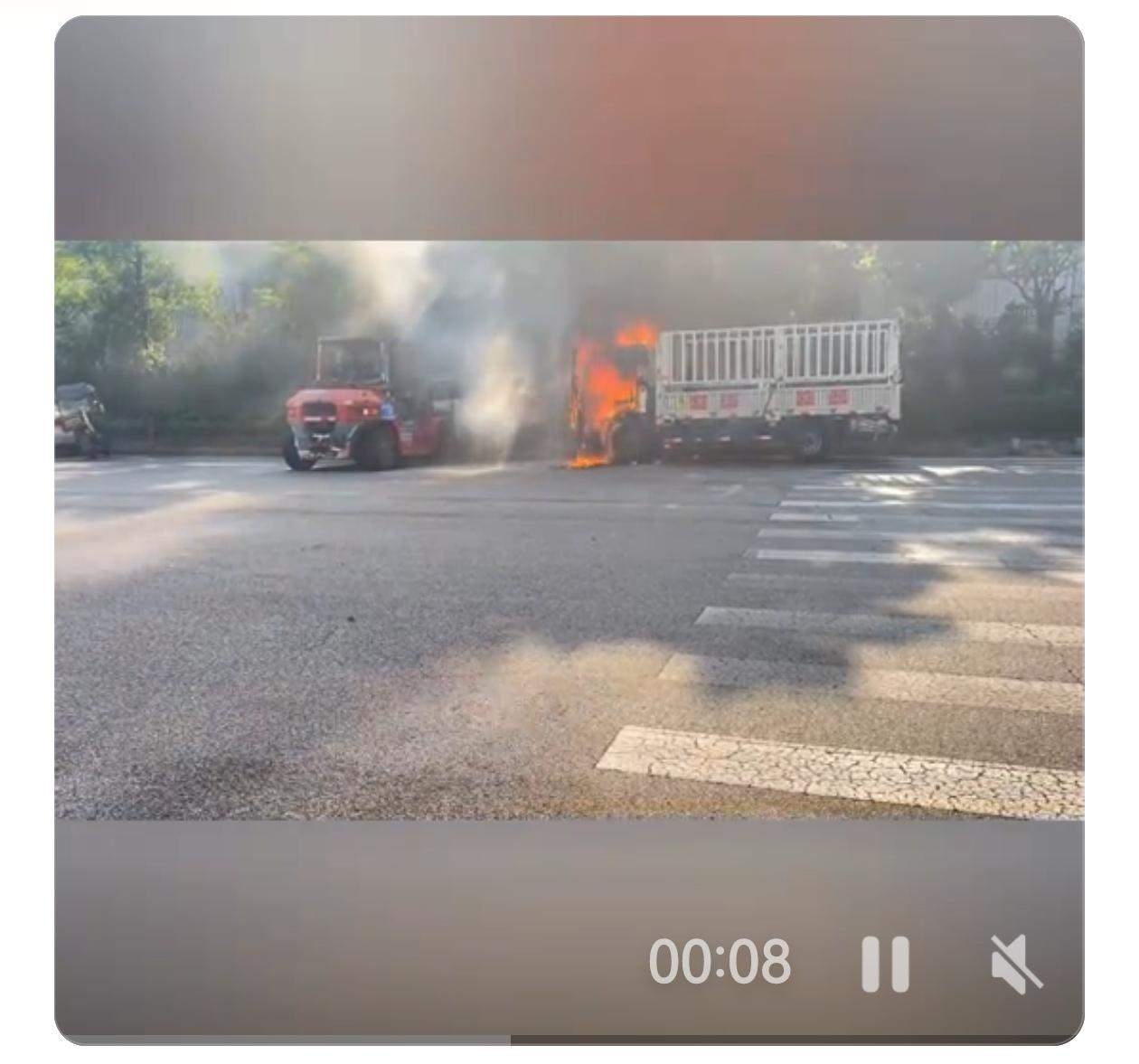 平凡善举暖人心陌生援手解危难，人间温情最动人！5月6日，货车起火险情突发，暖心救