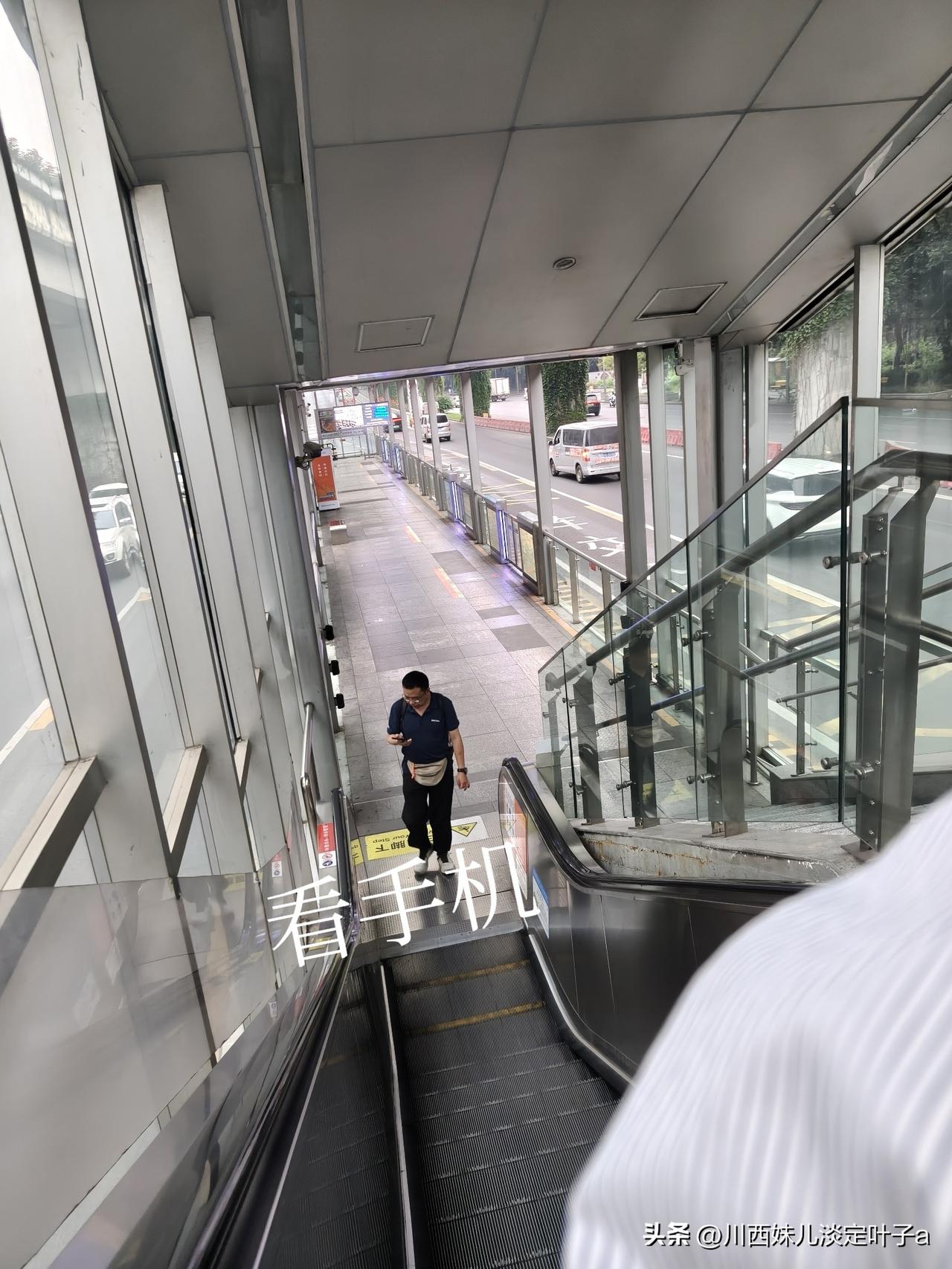 我认为怀念
我先问大家，你们有没有一个很熟悉的场景，在乘坐电梯的时候，有一个语音