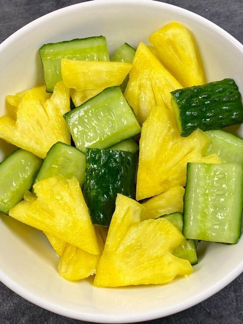 黄瓜拌菠萝我已经亲自实验过了，巨好吃，爽口清脆我的天呐，到底是谁发明的？ 