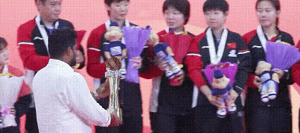 孙颖莎很敬重coco，颁奖嘉宾把奖杯给她，她就伸手示意给coco。无奈印度人不解