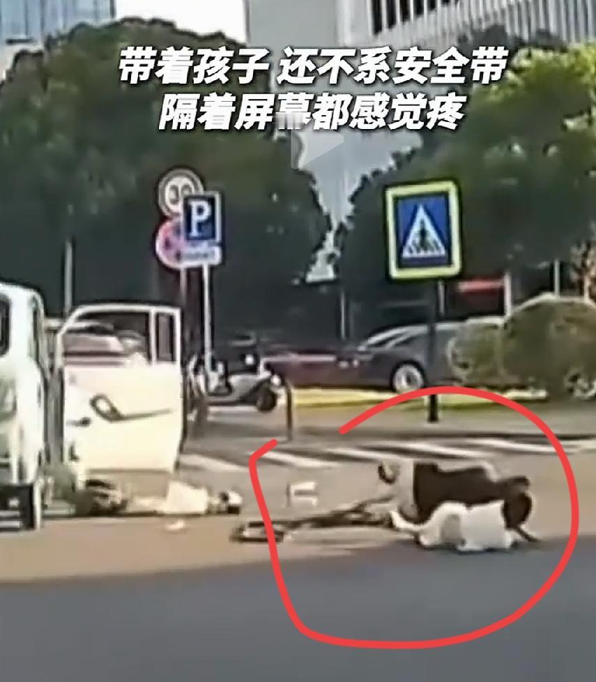 江苏老头乐撞小车母子俩被甩出。
没有红绿灯十字路口，老头乐车门都没关紧，直接撞到