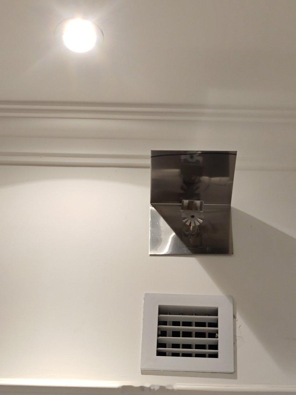 我觉得，这家酒店是用不小的教训了解到设计师的不靠谱的[允悲]#消防##酒店##建