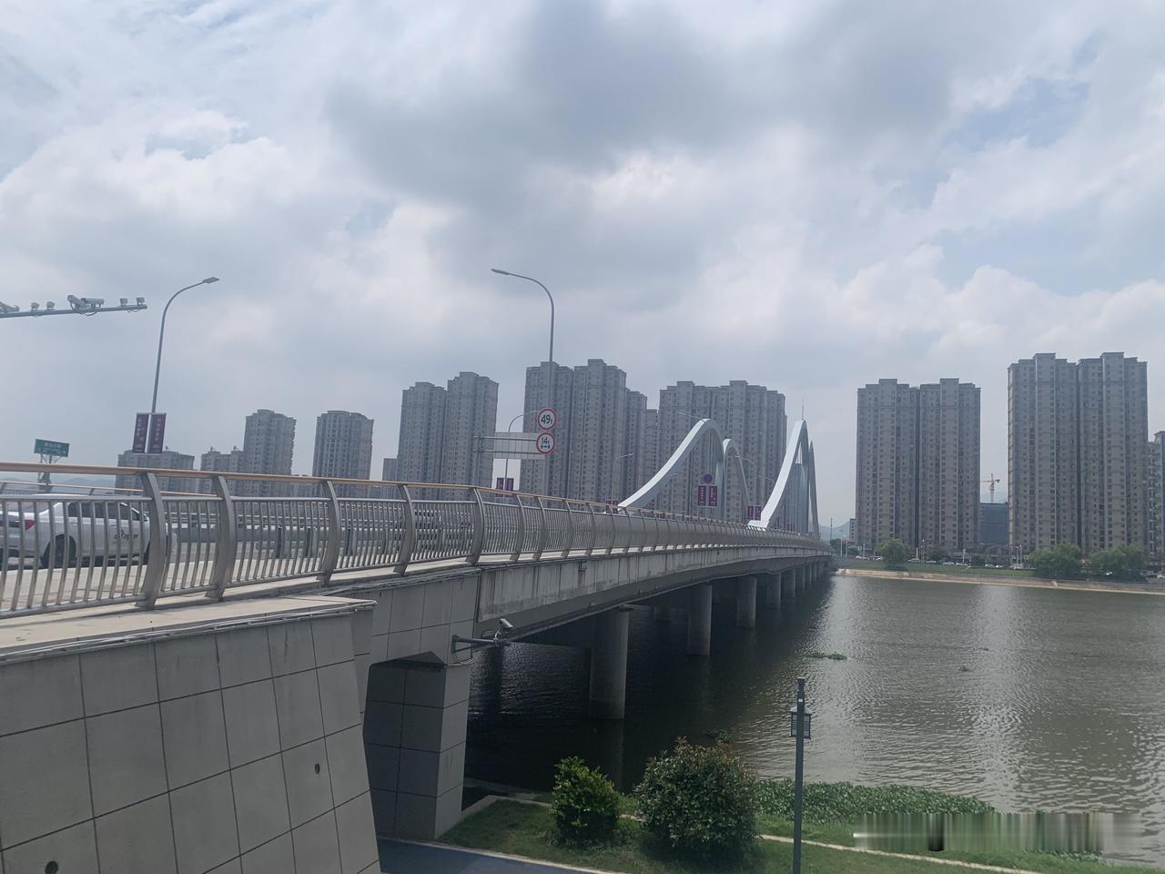 那时人与人的交往格外真诚，闲暇时光邻里串门闲谈，亲友相聚面对面促膝长谈，不会人人