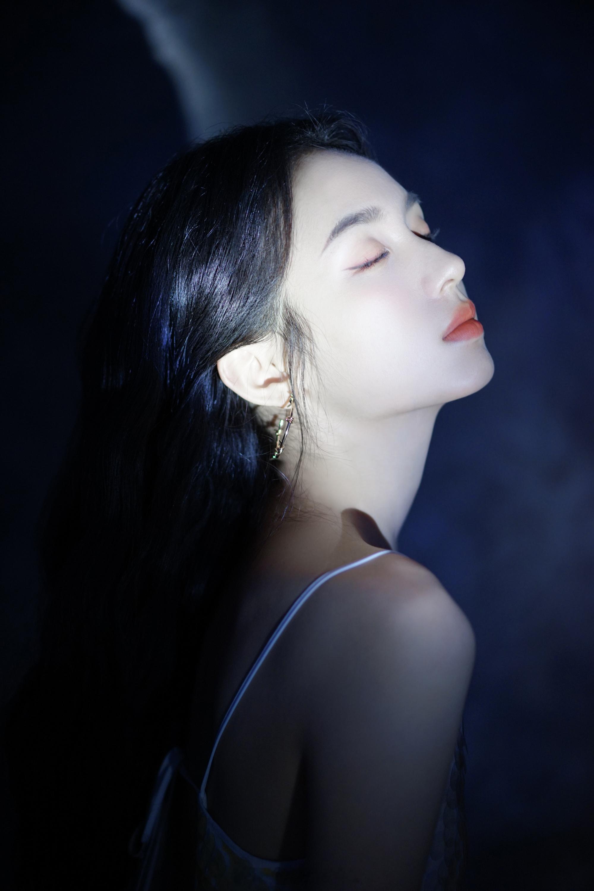 周也温润珠光白色长裙柔和灵动 