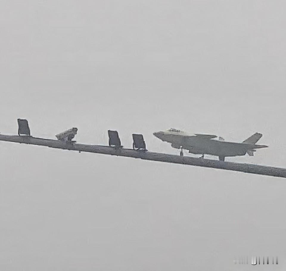 只要摄影师水平够高，就能拍出歼20A“停在”电线杆上的巧妙透视效果，这真是技术，