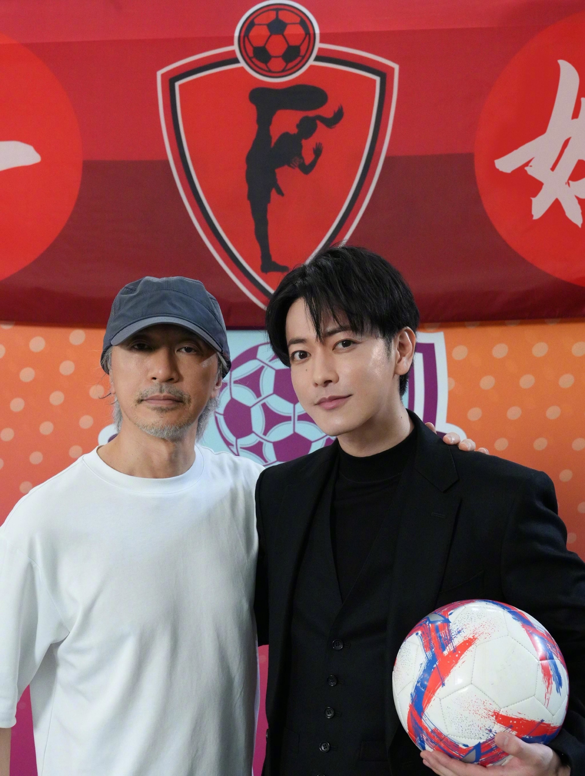 周星驰佐藤健合照参演《功夫女足》的香港演员王友良晒出与佐藤健在片场的花絮照，会日