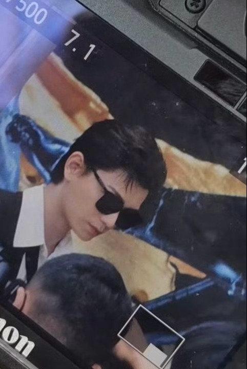 沉浸式共情张海虾落泪，腕间蜡笔小新金表格外亮眼，重情又保有纯粹童心丁禹兮边哭边露