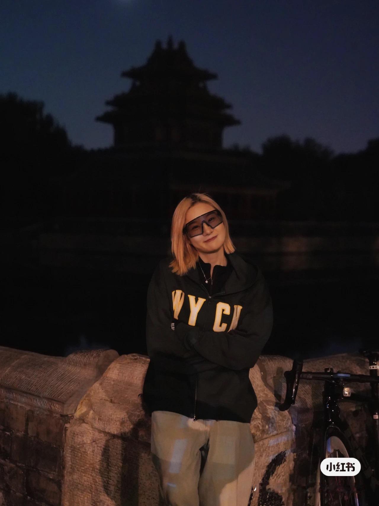 夜幕降临，热爱逐渐点亮