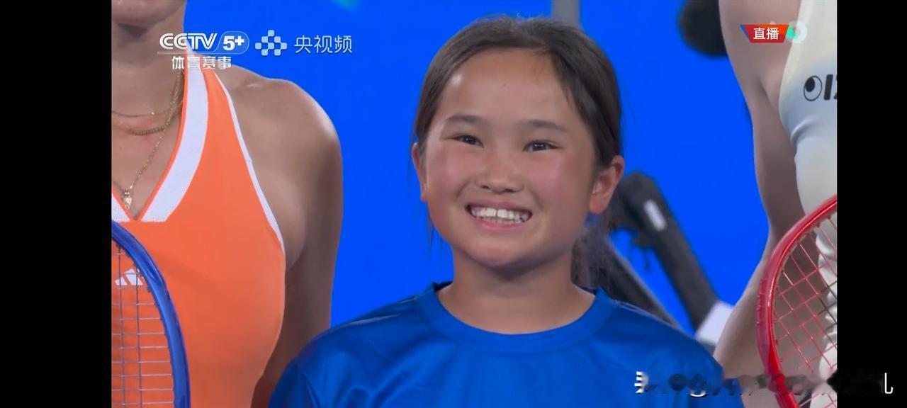 中国12岁女娃闪耀澳网，为女单半决赛选手莱巴金娜和佩古拉挑边！