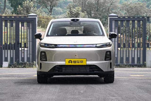 2027款零跑C10深度试驾体验:12万级家用SUV的全能之选,很实用