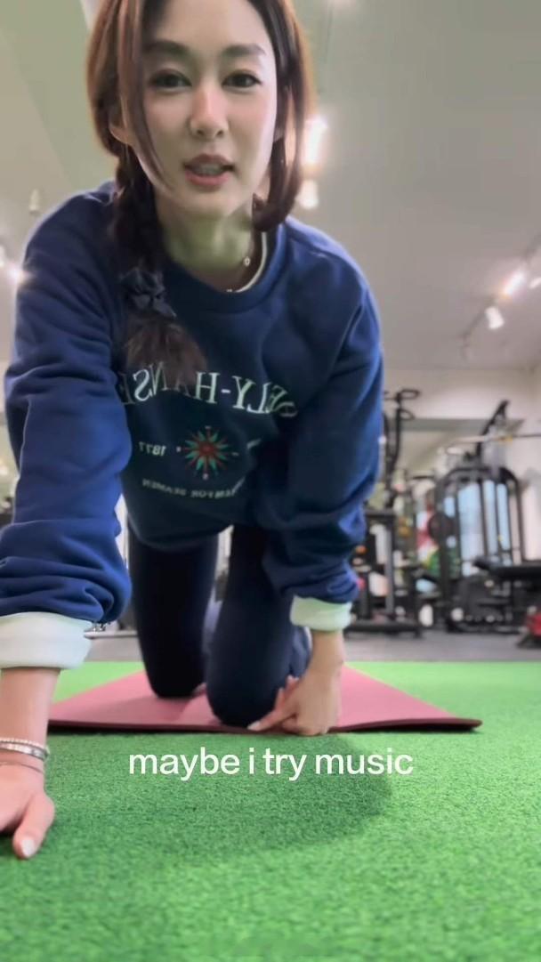 近期恢复窈窕的岑丽香（香香）状态十足，在健身室进行平板支撑挑战，片段开始时，香香