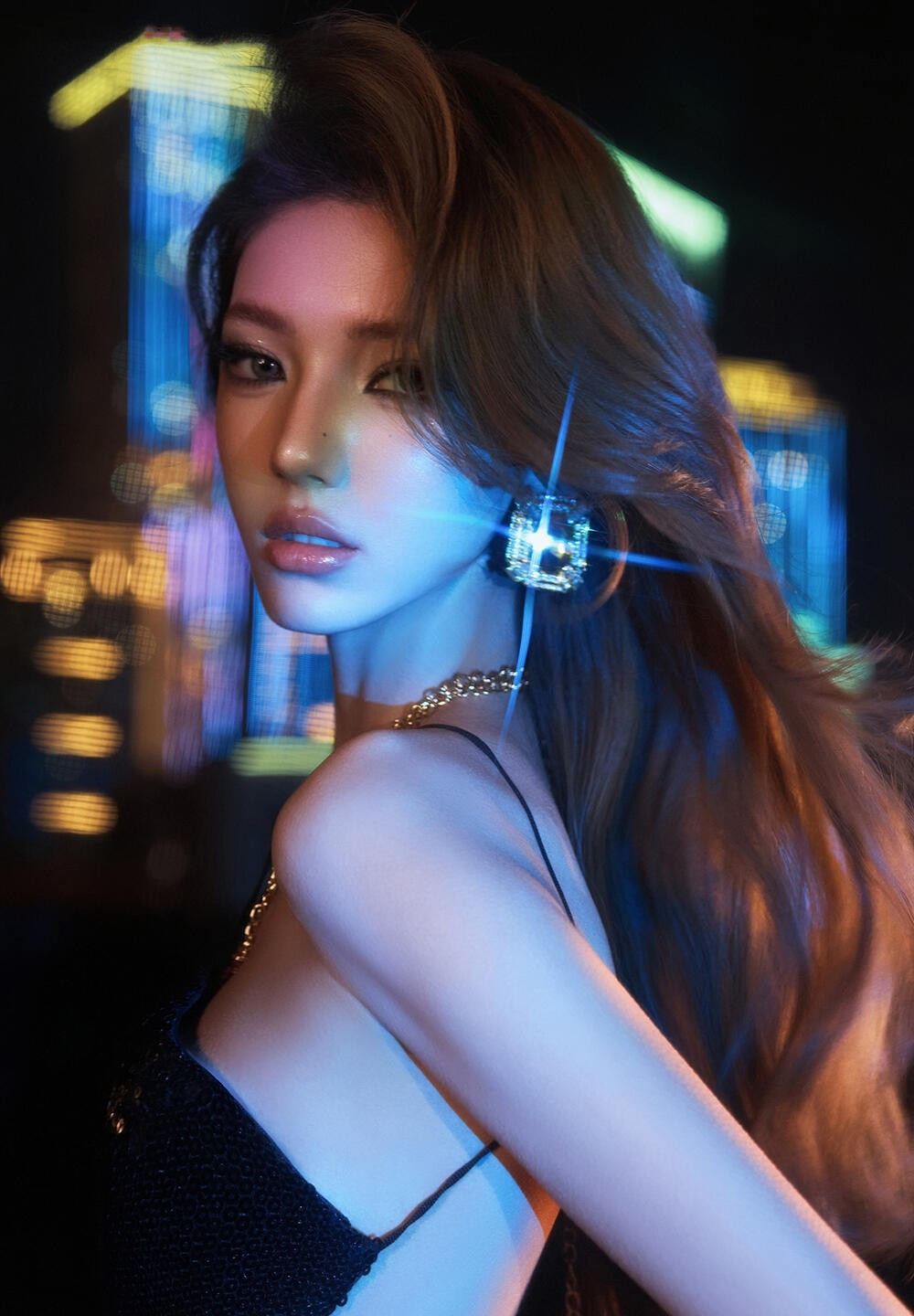 气场全开❗夜景女明星既视感御姐写真黑色露背礼服裙，拉满张力勾勒出每一寸曼妙曲线?