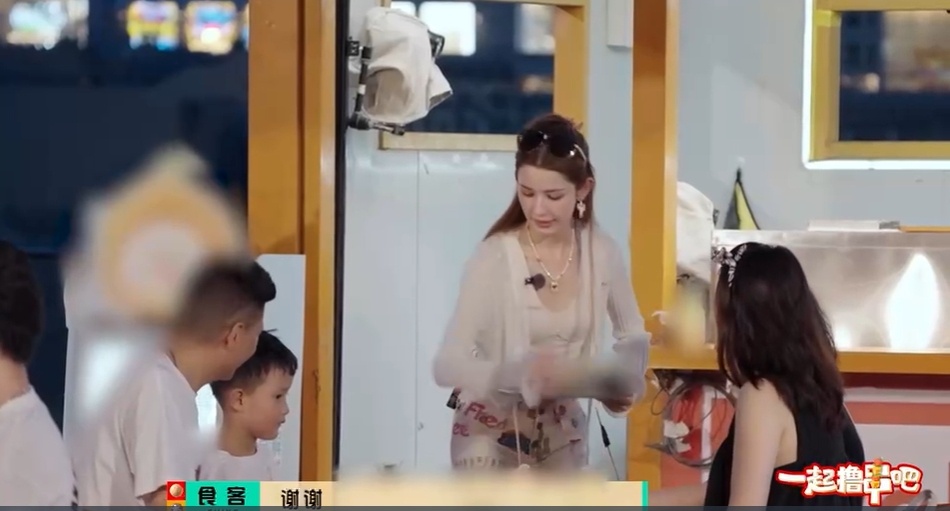 #哈妮克孜被叫阿姨的反应 #看哈妮克孜被叫阿姨的反应，我可以笑一整天，直接被吓出