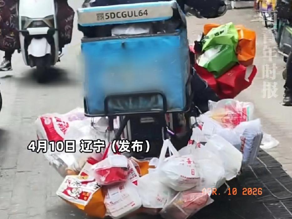 近日辽宁大连，一网友在美食街偶遇到一位外卖单王，看见单王的车后，当场就震惊了，3