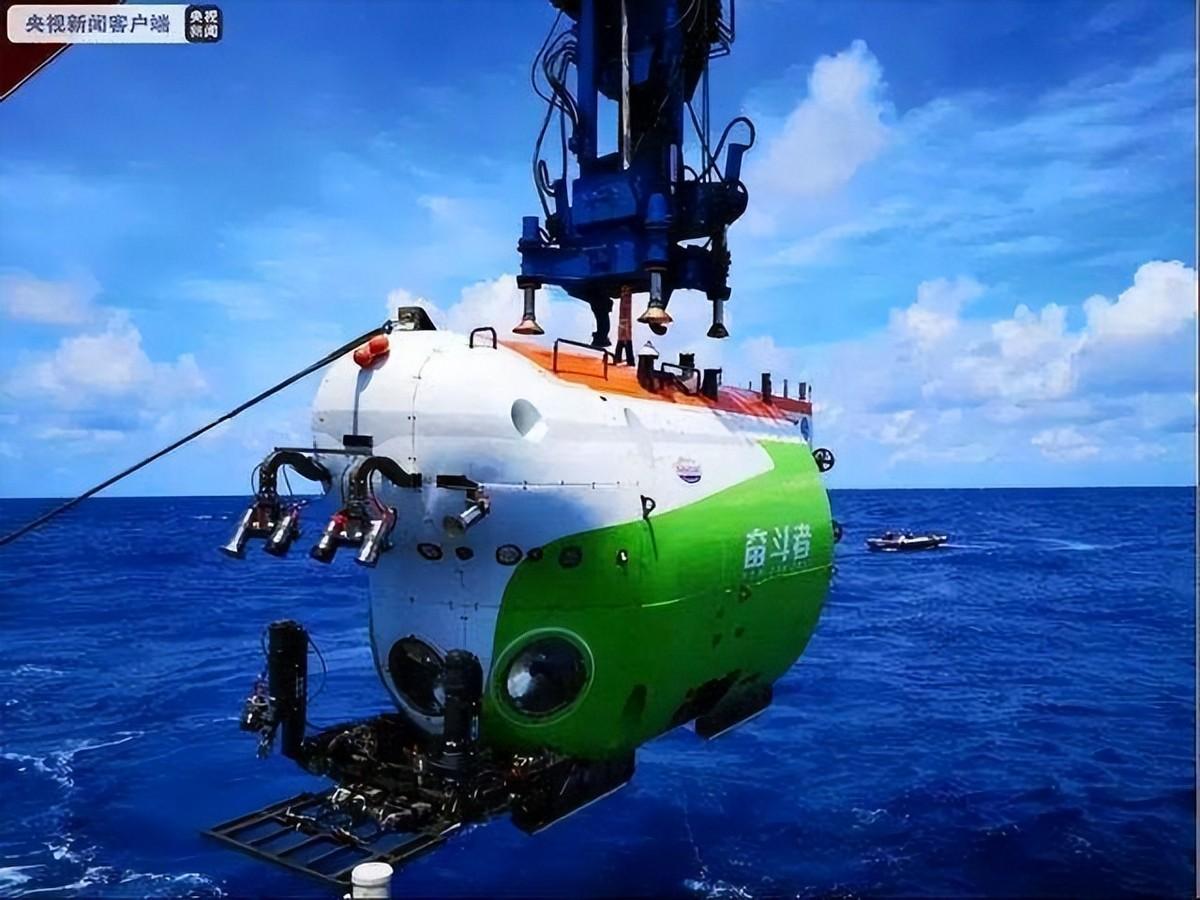 在距离海平面一万米的深渊中，虽然环境极其恶劣，承受着巨大的水压，处于黑暗和低温状