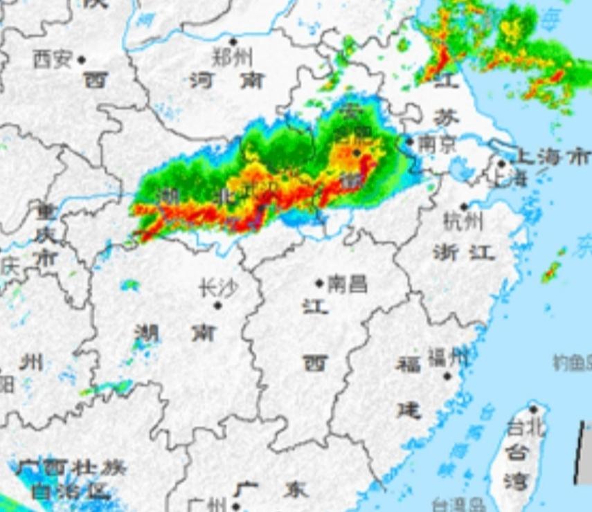 后半夜，武汉一带的强对流天气，像一条红色的蛇🐍，
我这里也雷鸣电闪，所幸那些只