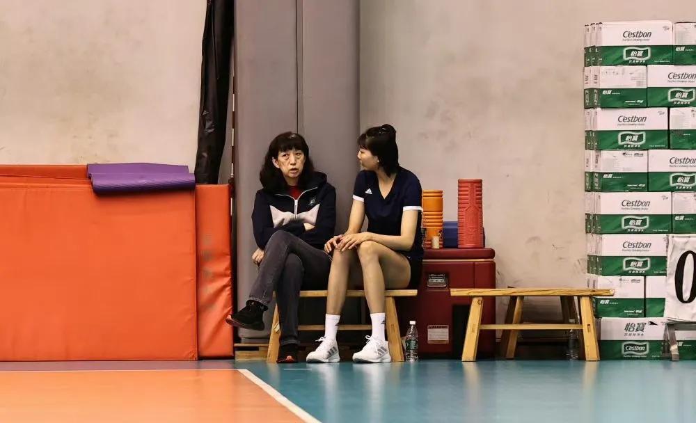 [玫瑰]中国女排最新训练图～
图1，赖主任与队长谈心～
图2，一年级新生庄宇珊～