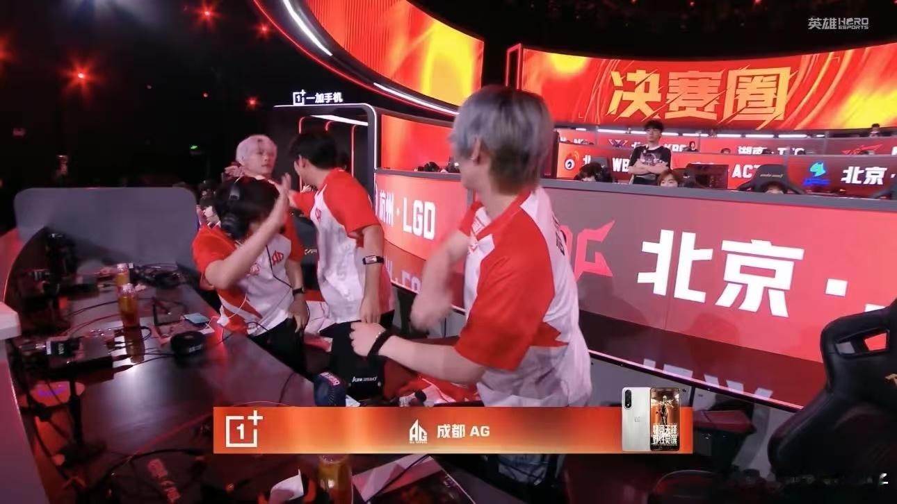 AG海岛图3v4吃鸡 AG吃鸡了，决赛圈3打4都赢了[哆啦A梦吃惊]和平精英职业