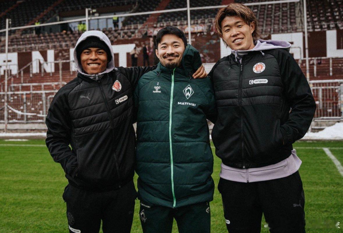 （左一）长得越来越像彩艳他弟。