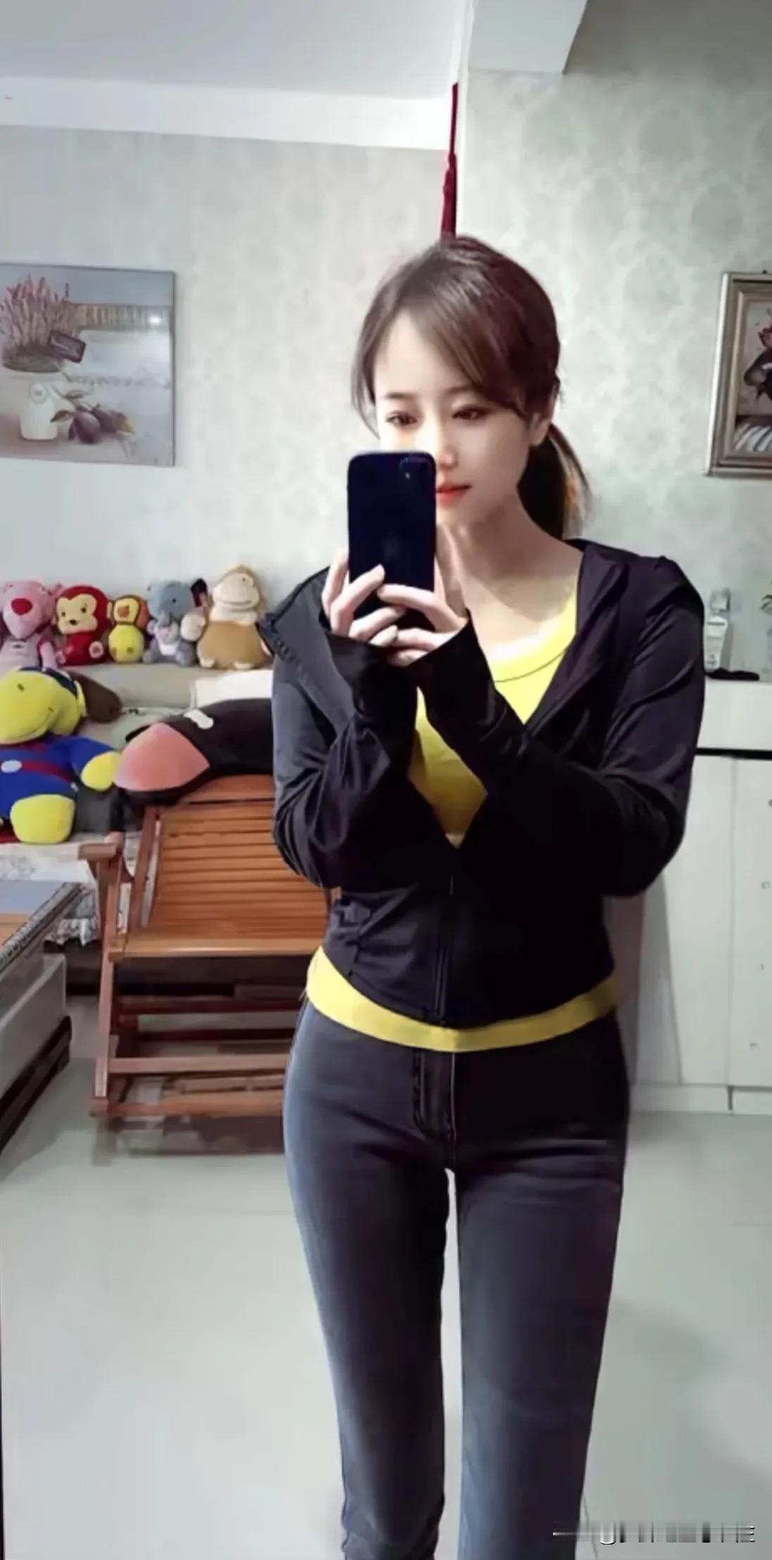 晚上女儿突然问我：“妈，你为什么不再找一个？”
我愣在那里，她爸走了五年，她一直