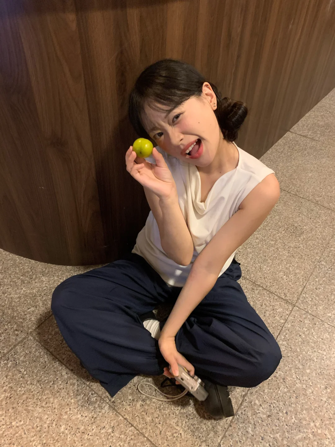 超出片的韩女拍照动作