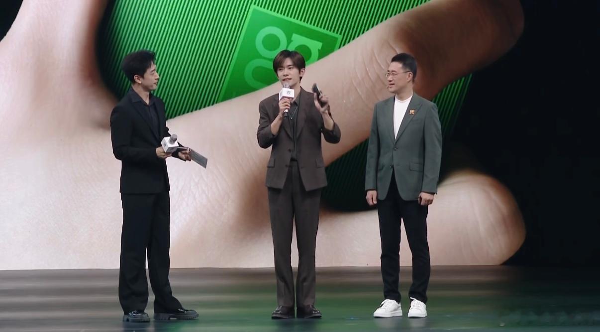 华为发布会nova15发布会，易烊千玺也到了现场，真是帅