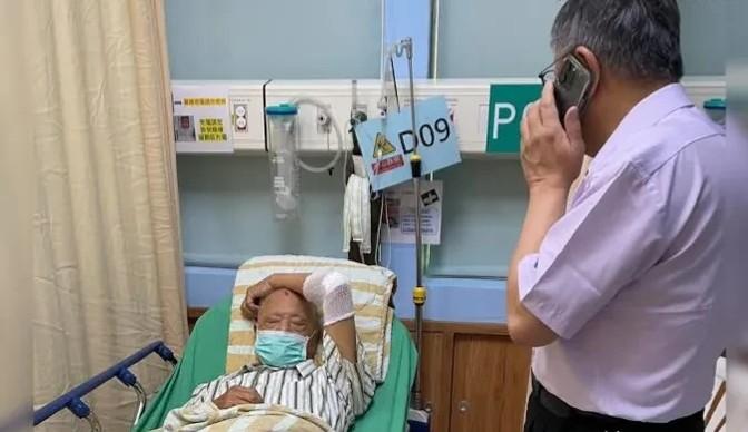 柯文哲，台北风云人物，这次竟然没戴手铐去看病危的老爸。法律允许羁押者探望病危家人