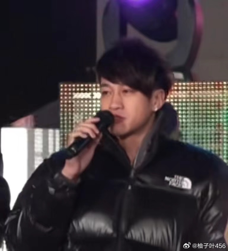 第一次觉的这么一件普通的羽绒服能穿的这么帅气关键穿了二十年还穿了两件外套 我滴妈