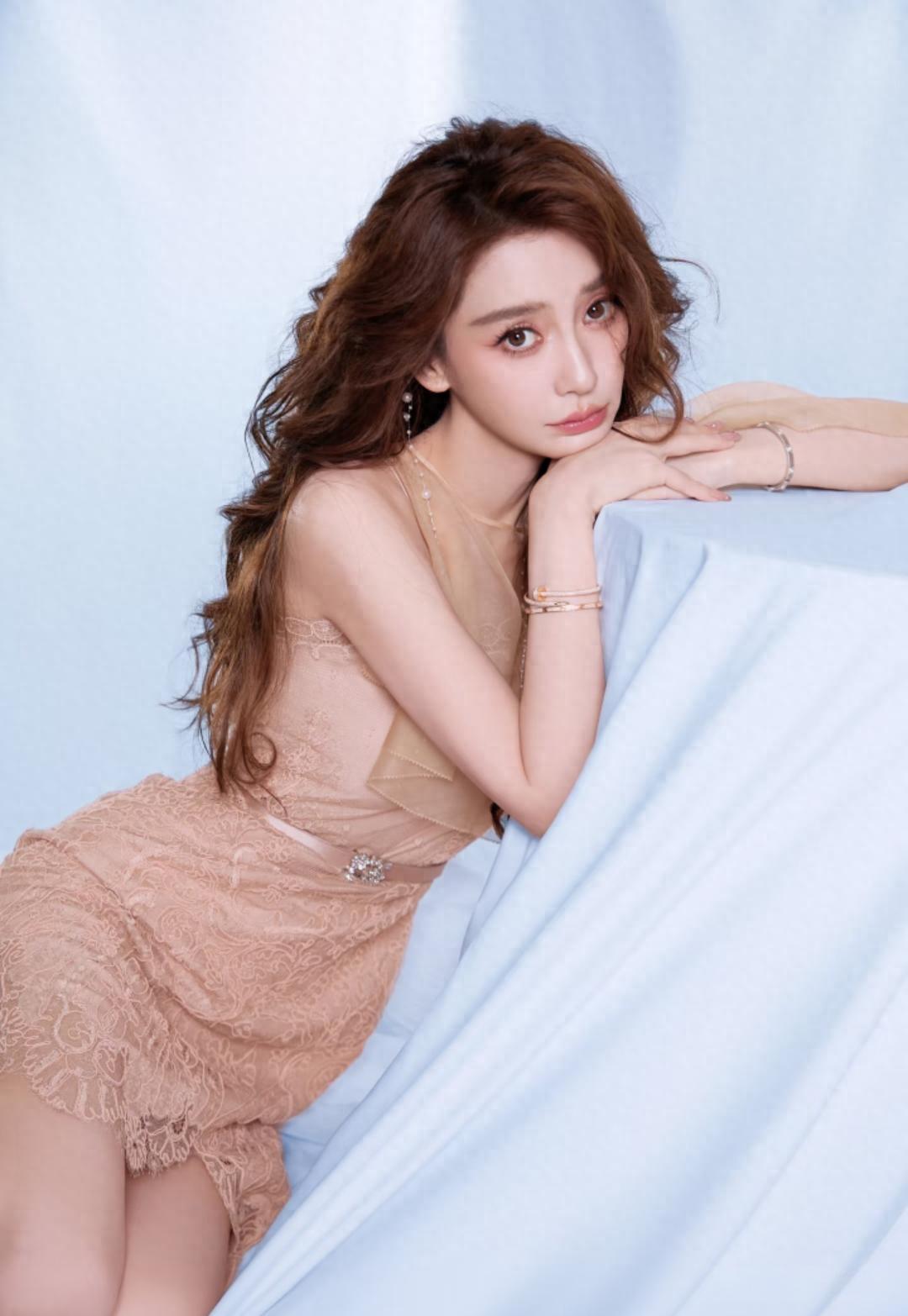 杨颖新大片美出新高度，裸粉纱裙加冕温柔女神，氛围感拉满。 