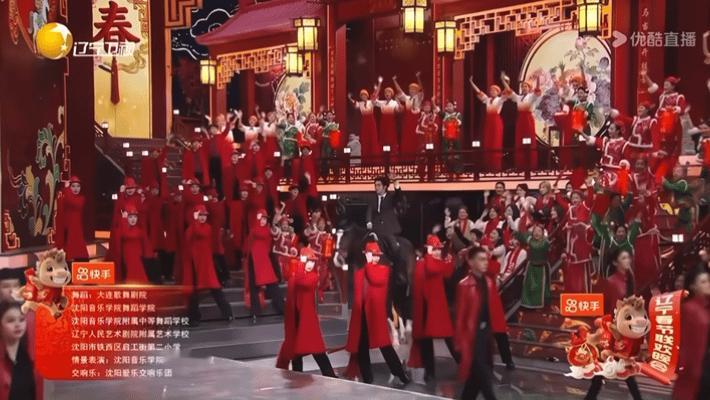 辽宁春晚 于适骑马出场辽宁春晚开场于适真的骑真马登台了，又刺激又有气势！太能玩太