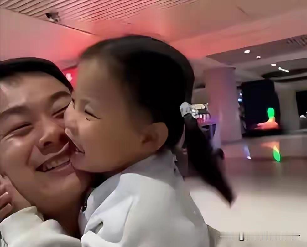 这小伙子入职了一家新开不久的公司，工资待遇不错，每个月工资都有9000元，购买五