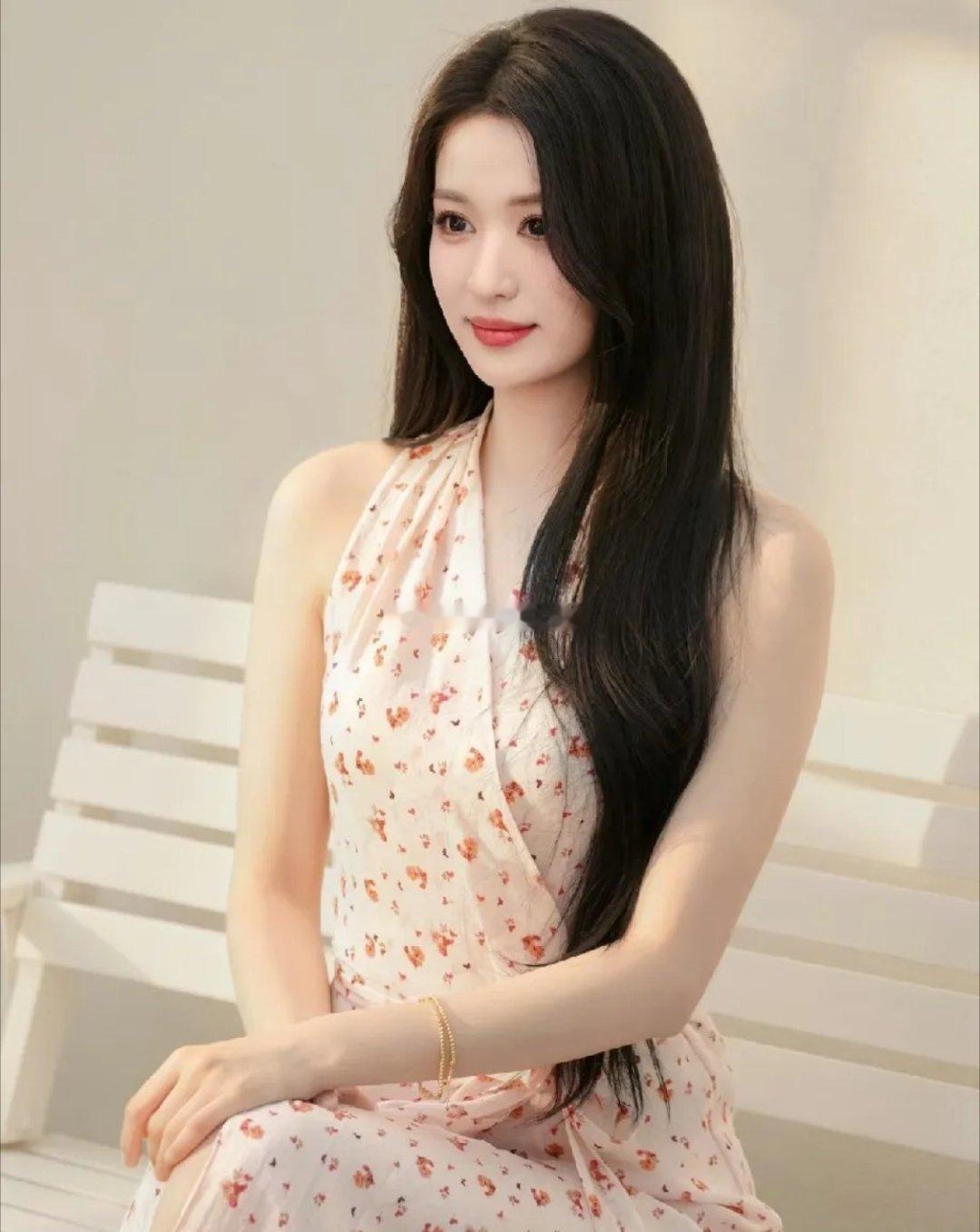 王楚然美出新高度！生图状态直接吊打精修，妥妥的小说女主脸天花板。一身挂脖碎花长裙