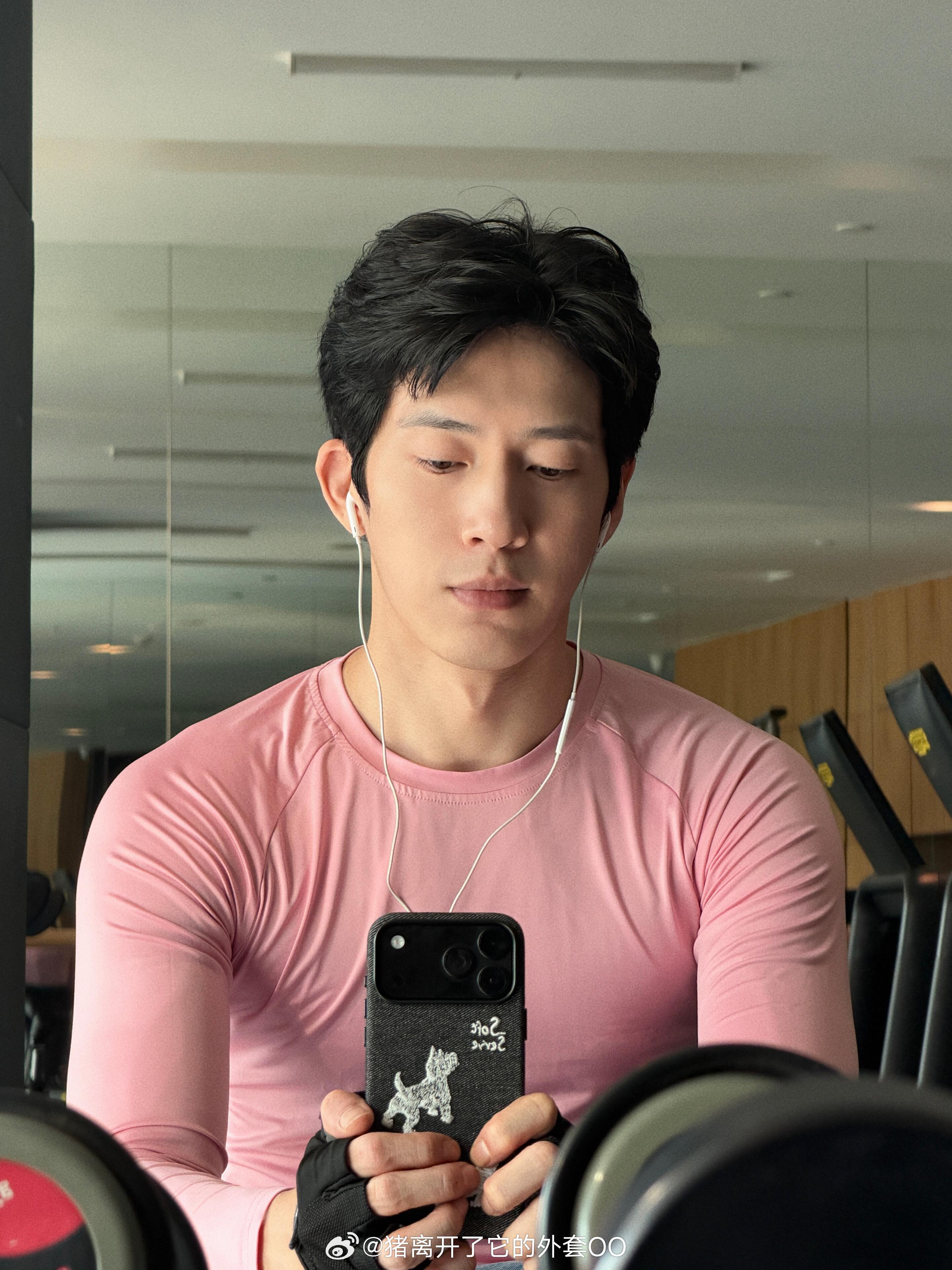 井柏然健身房自拍营业，帅哥的身材好顶！！[色][色] ​​​