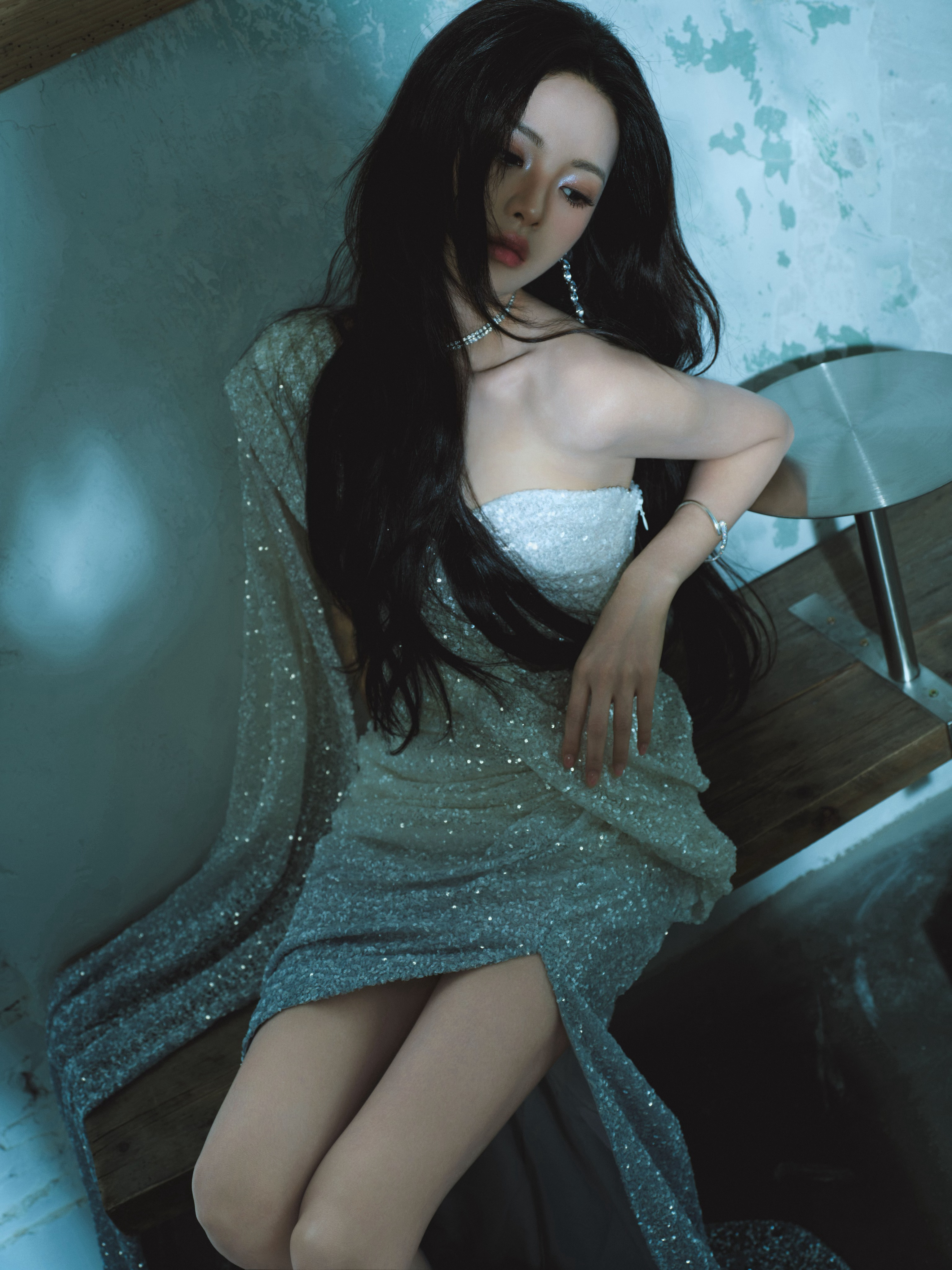 杨超越 × 超级夏晚 造型Look，一袭Tony Ward仙裙出镜，亮片点缀的渐