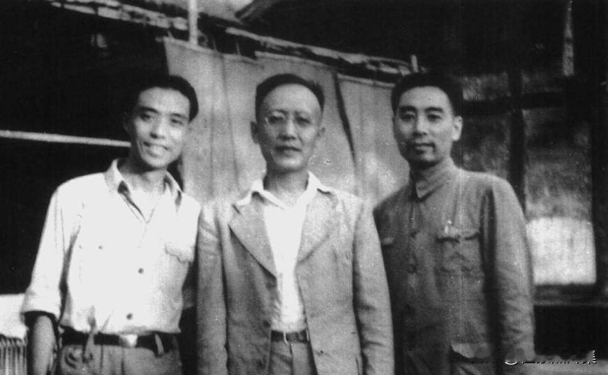 1941年7月，​周恩来、郭沫若、阳翰笙在郭沫若归国四周年纪念会上的留影。​当时