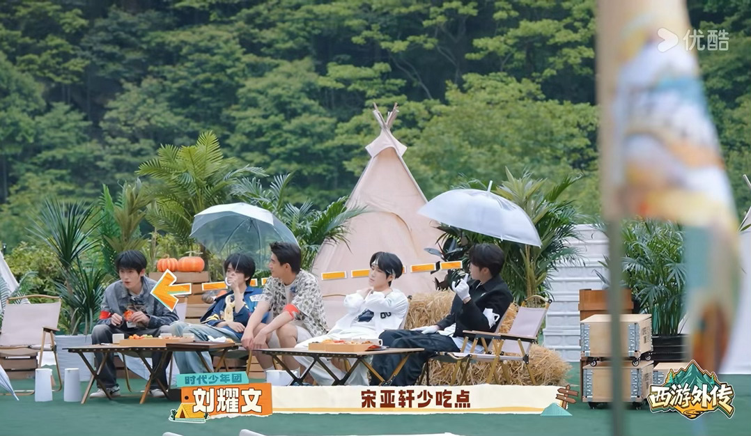 又操心！宋亚轩离刘耀文那么远吃魔芋爽呢“宋亚轩少吃点 你不是还要录节目吗” 