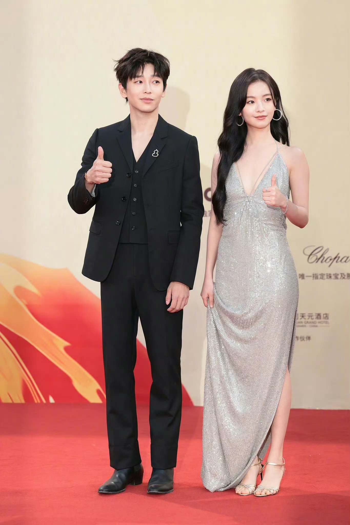 今天，出席第37届中国电影金鸡奖颁奖典礼的李庚希和彭昱畅。李庚希身穿CELINE