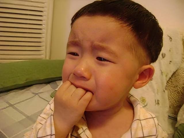 家有四月龄宝宝的家长注意啦！原本安静的宝宝，一到四个月就成了“啃咬小狂魔”，逮啥