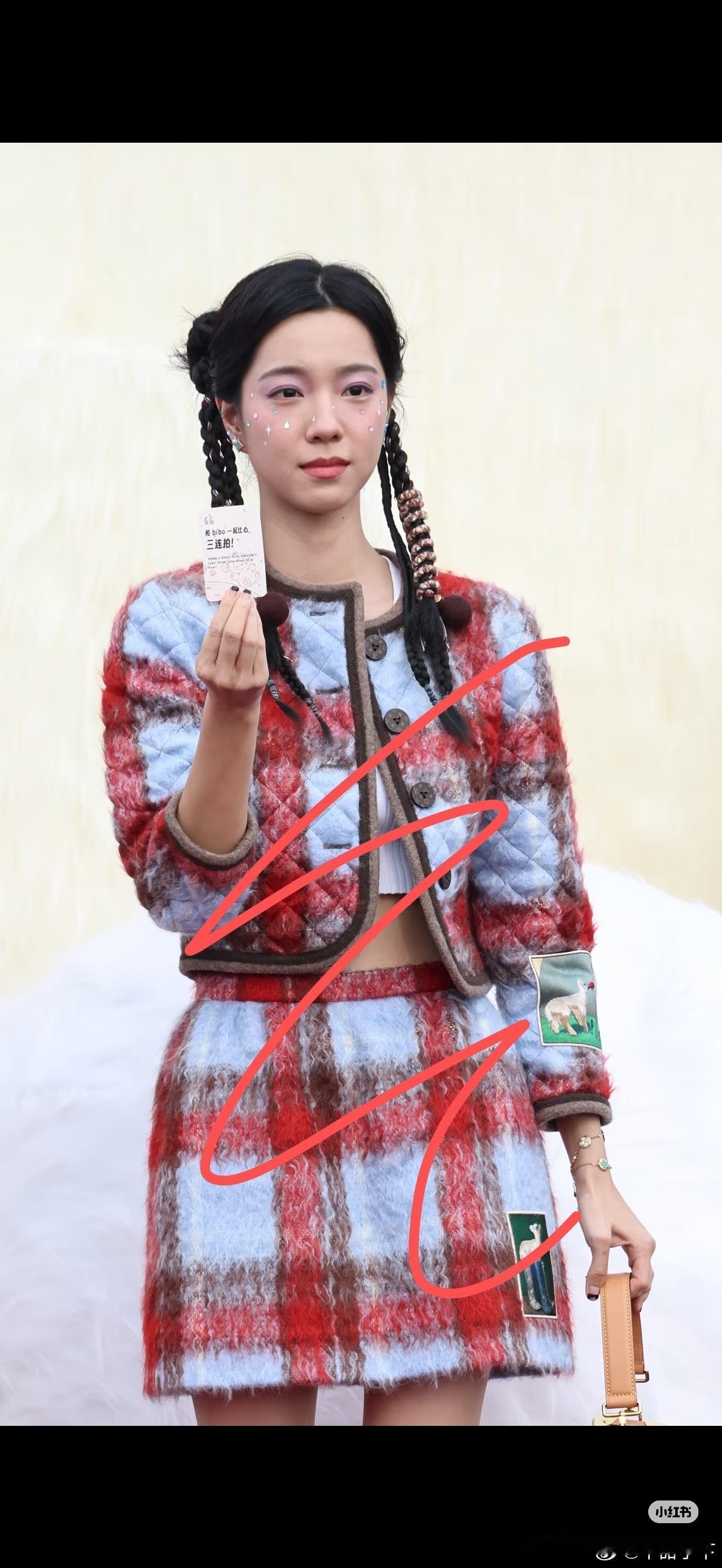 庄达菲比鲈鱼看起来都要素人感得多 时尚芭莎红毯 ​​​