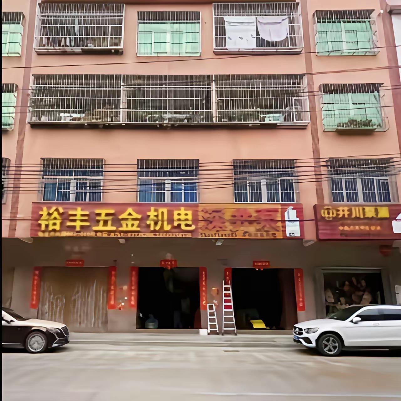 被我猜对了，自己装的防护网封死了自己的活路，看看这家人的防盗窗，护得很严实，都是