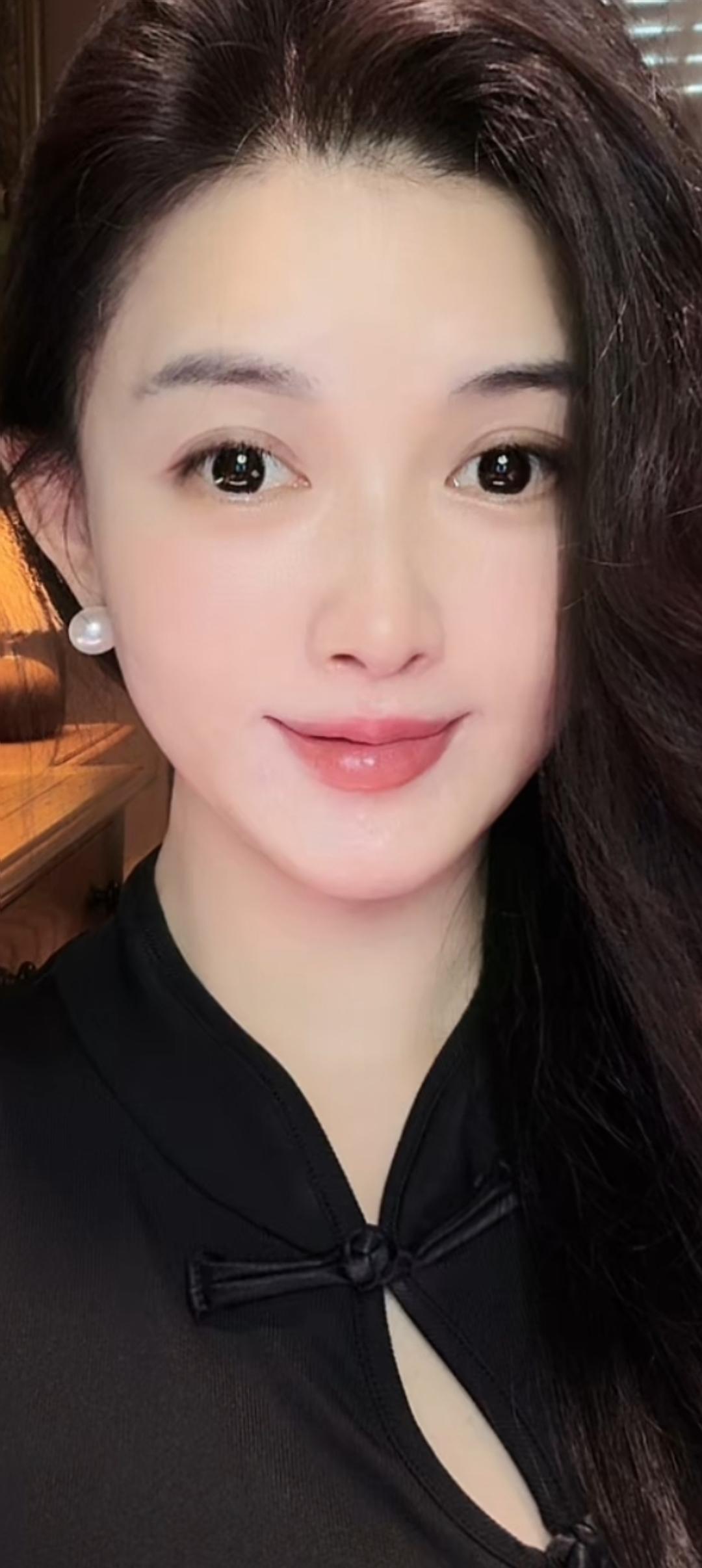 这姑娘穿得真优雅！