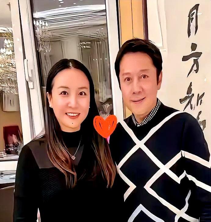 身价不菲的茶馆女总裁，天天端着水盆给阿尔茨海默症老太太抠脚洗脚。你敢信这是蔡国庆